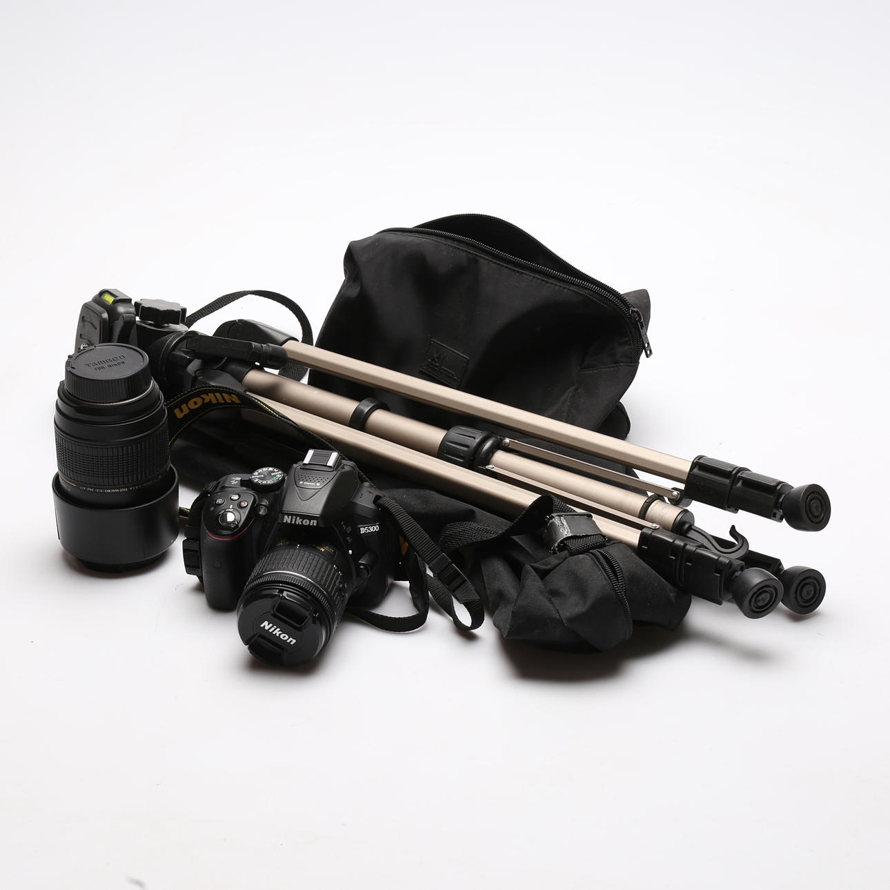 KAMERA, Nikon D5300 med objektiv och stativ.