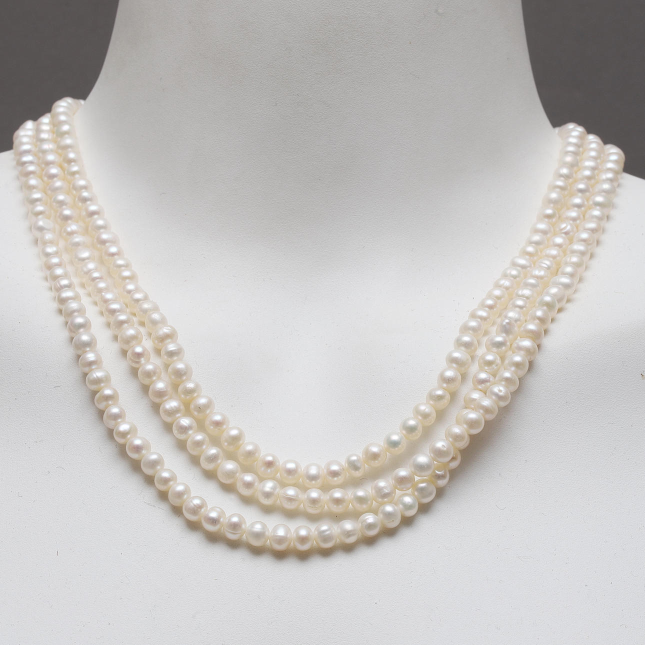 COLLIER, treradigt pärlhalsband och ädelstenar.