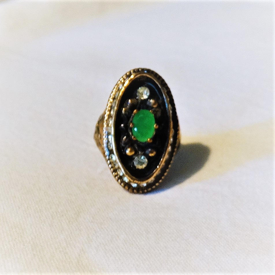 BRONSRING med grön halvädelsten.
