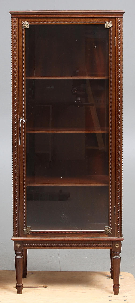 VITRINSKÅP, Gustaviansk stil, 1900-tal.