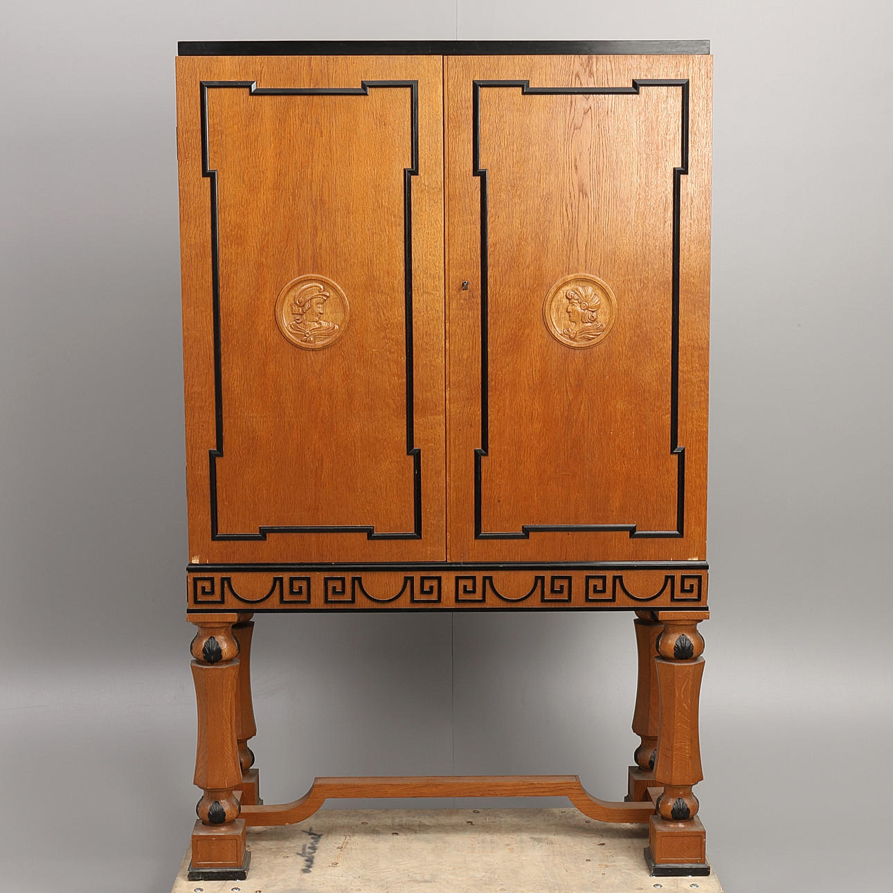 SKÅP. Nyklassicism, 1900-talets första hälft.