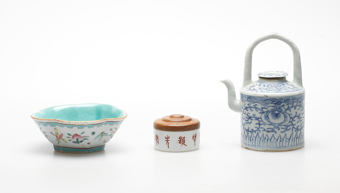 KERAMIKFÖREMÅL, 3 delar, ostindiska.