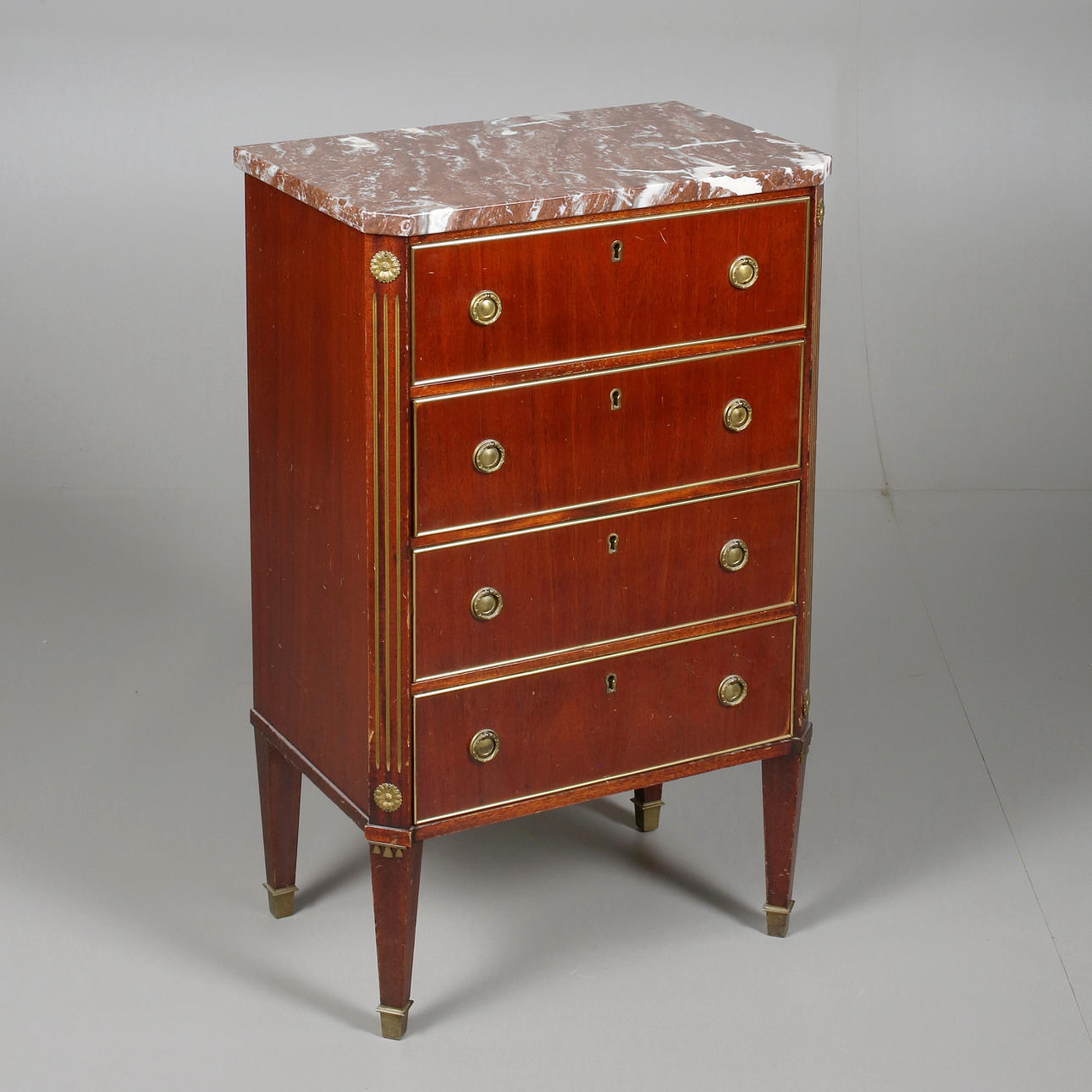 BYRÅ, 4-lådig i mahognyfanér, handtag i mässing i gustaviansk stil. 1950-tal.