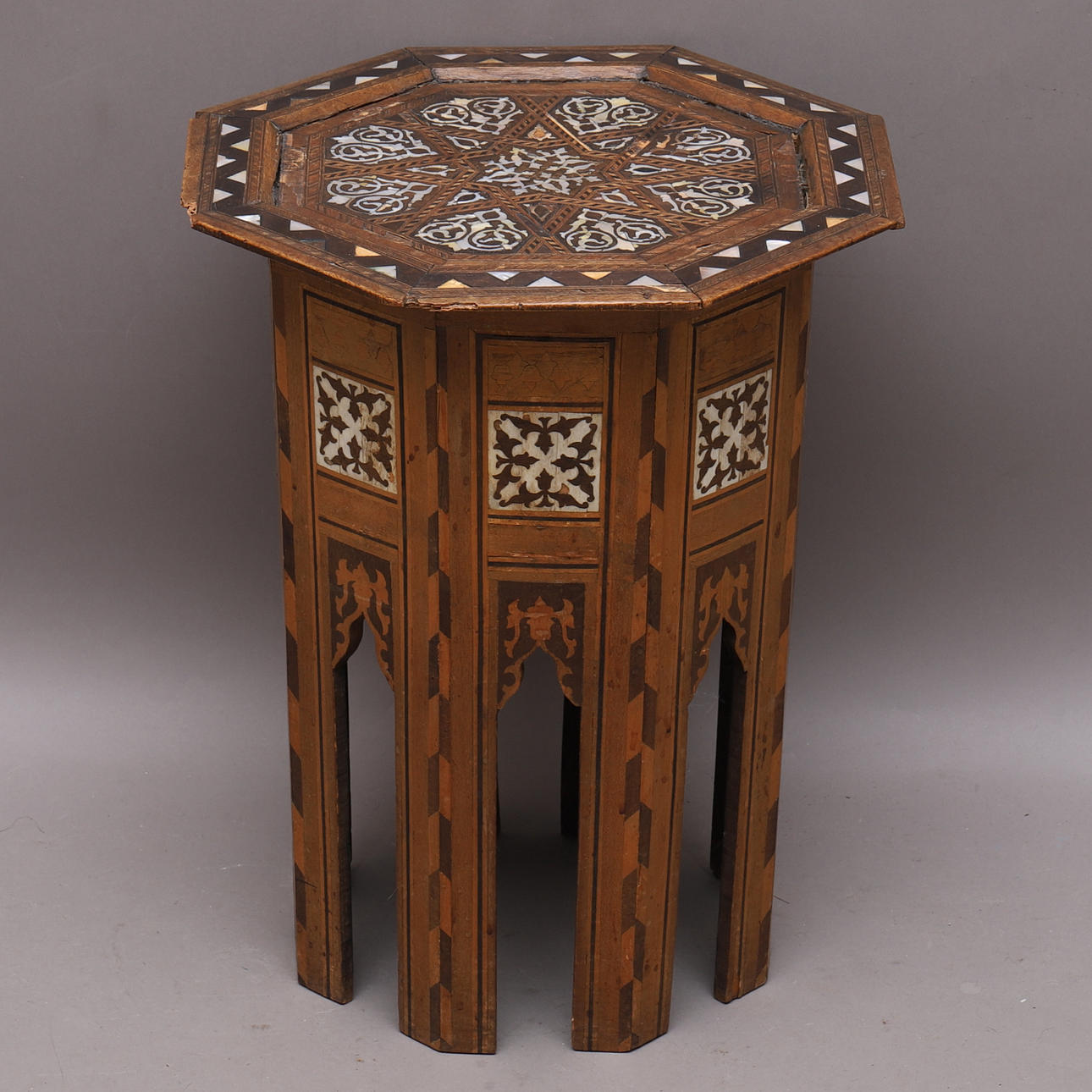 BORD/PEDESTAL, træ med perlemor dekoration.