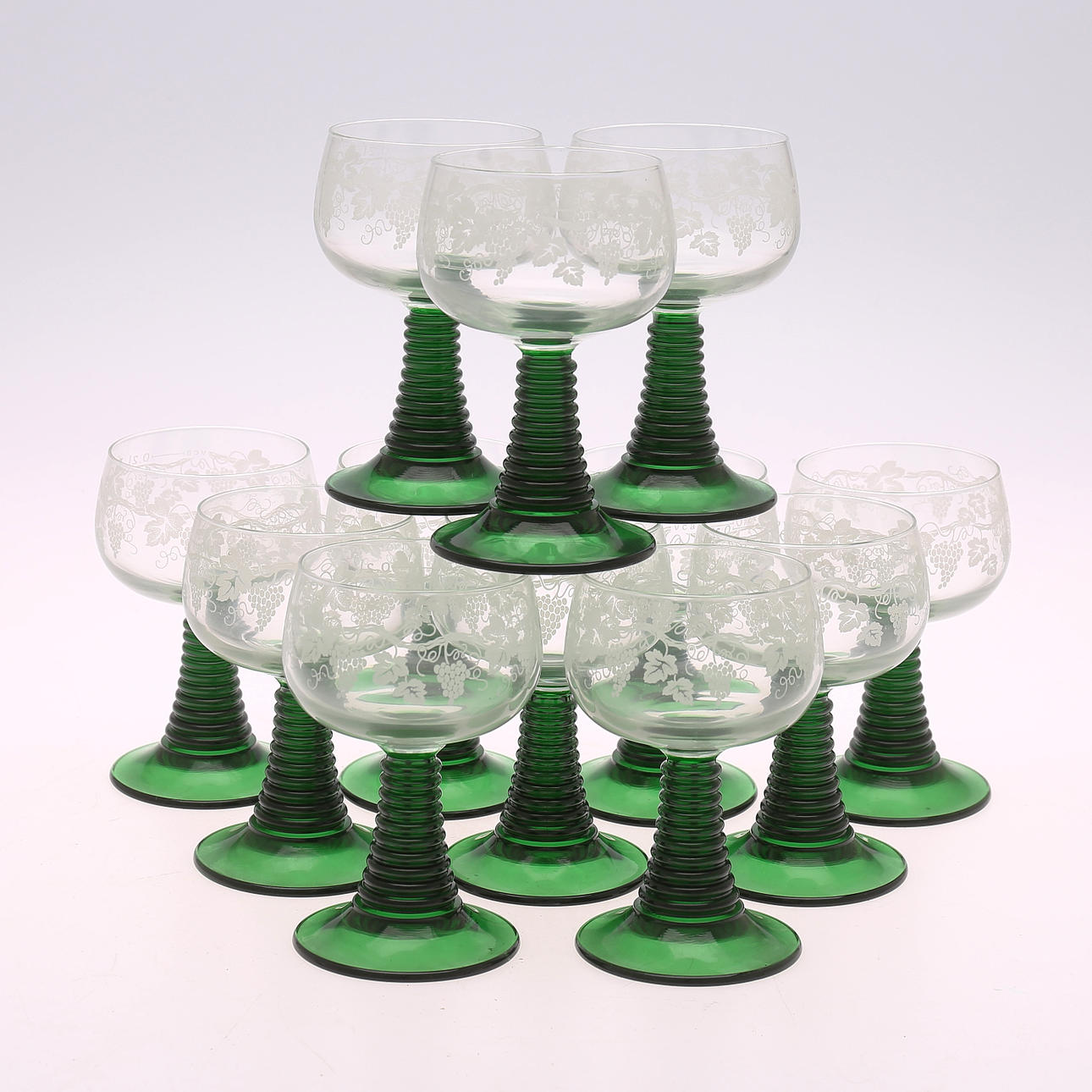 WEINGLAS, 12 Stück, Rankendekor/grüner Sockel.