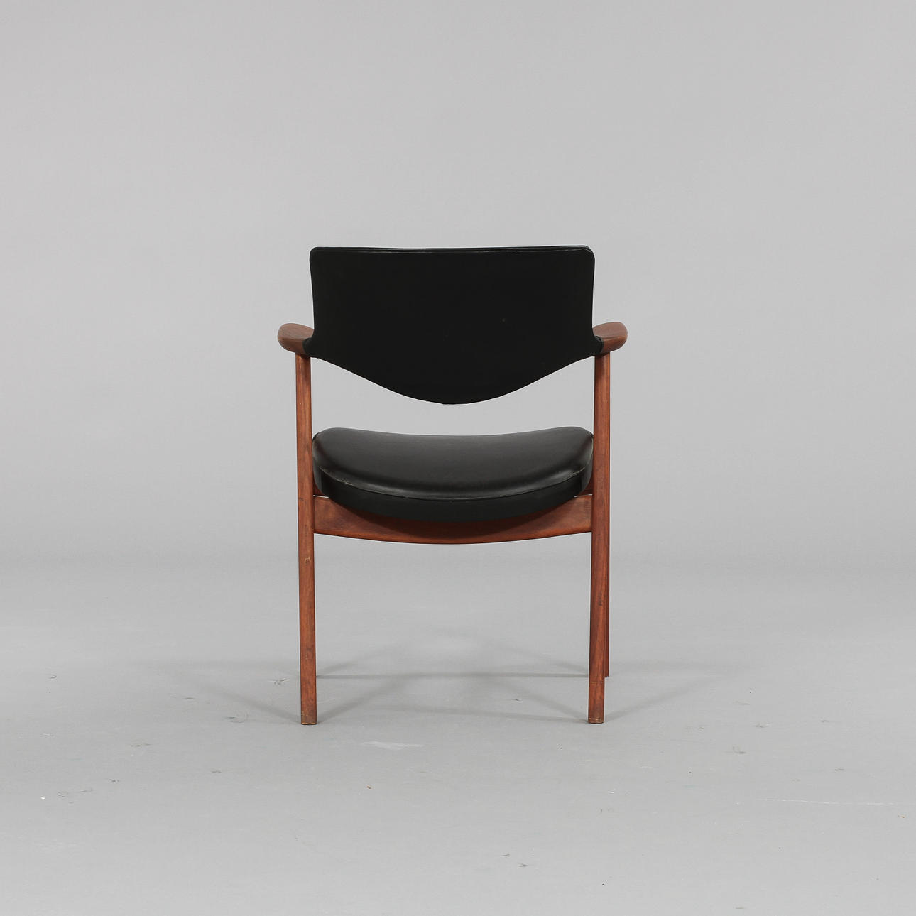 ERIK KIRKEGAARD. Karmstol, teak och skinnimitation. Danmark, 1900-talets mitt.