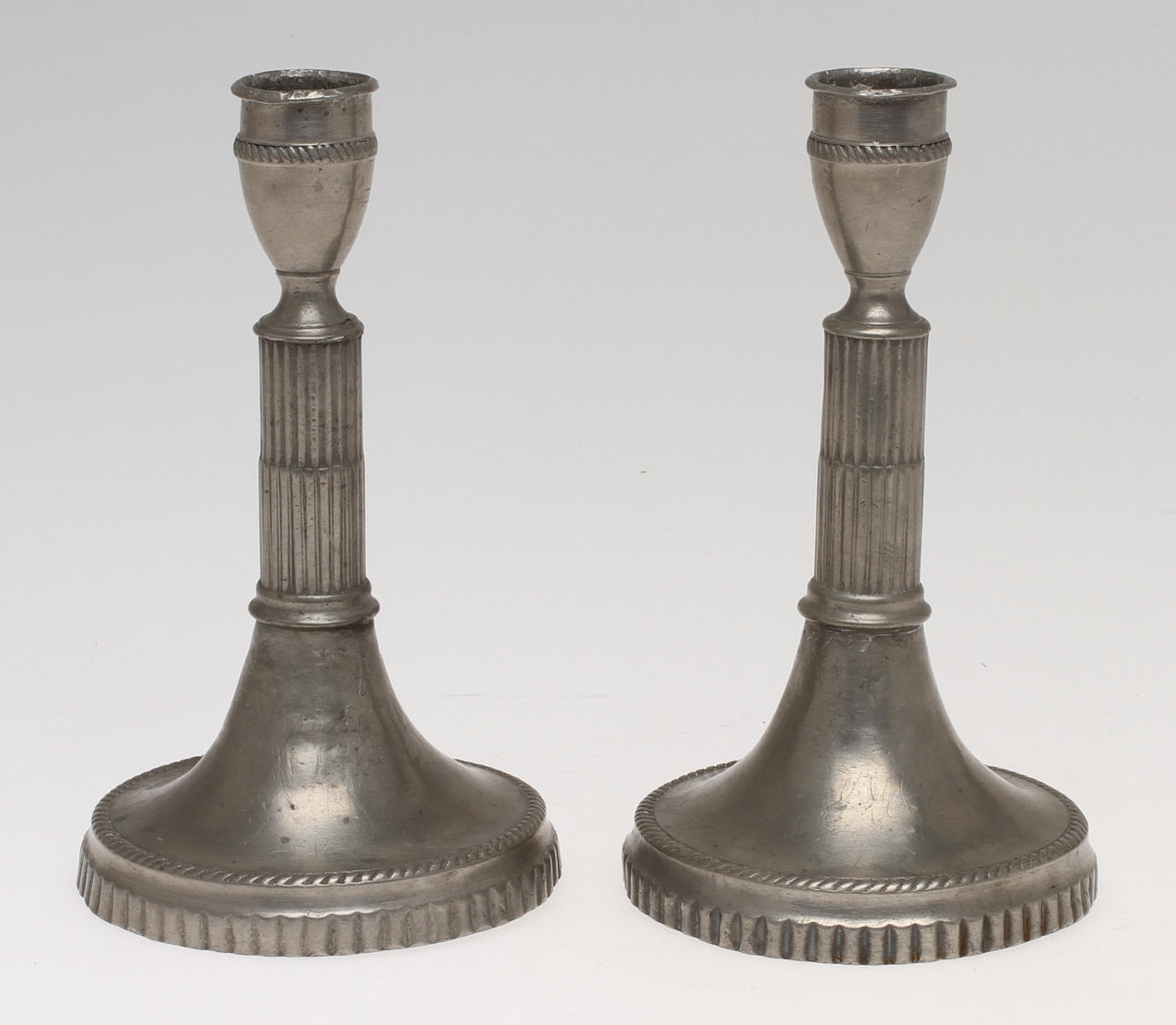 LJUSSTAKAR, ett par, tenn, gustavianska, Carl Gustaf Malmborg, Stockholm (1767-1806).