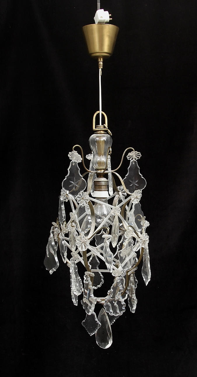 TAKLAMPA, rokokostil, 1900-tal. Höjd utan kedja 60 cm.