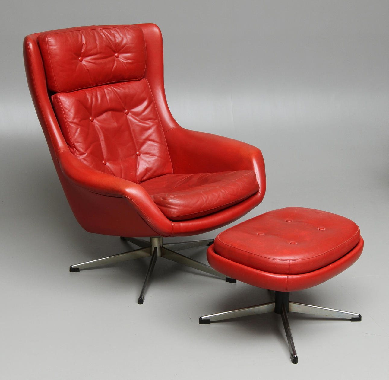 FÅTÖLJ samt FOTPALL, skinn, 1900-talets senare del.