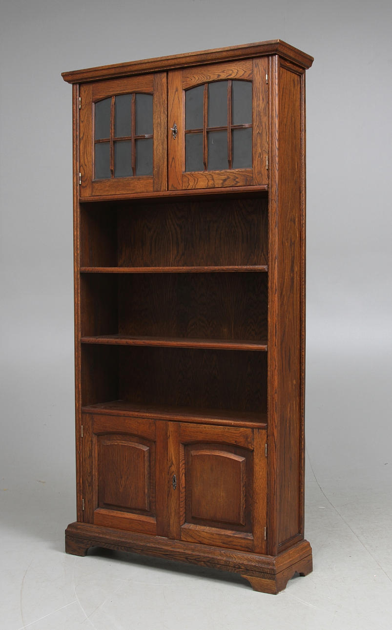 BOKHYLLA, med vitrindel. 1900-talets andra hälft.