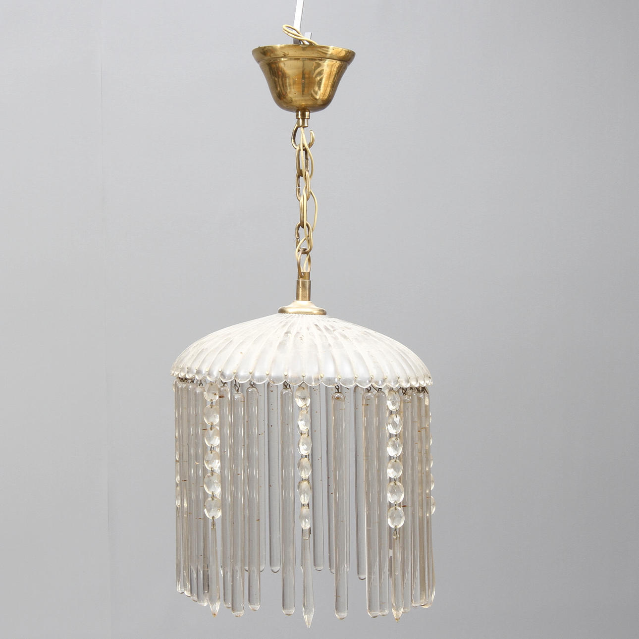 TAKLAMPA, glas samt mässing, 1900-talets första hälft.