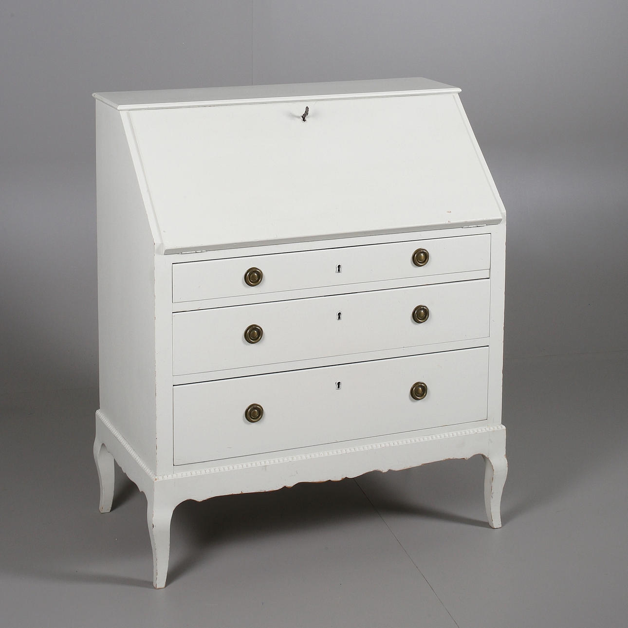 SEKRETÄR,vitmålad 3-lådig med mässings handtag, björkfanér invändigt, 1950-tal.