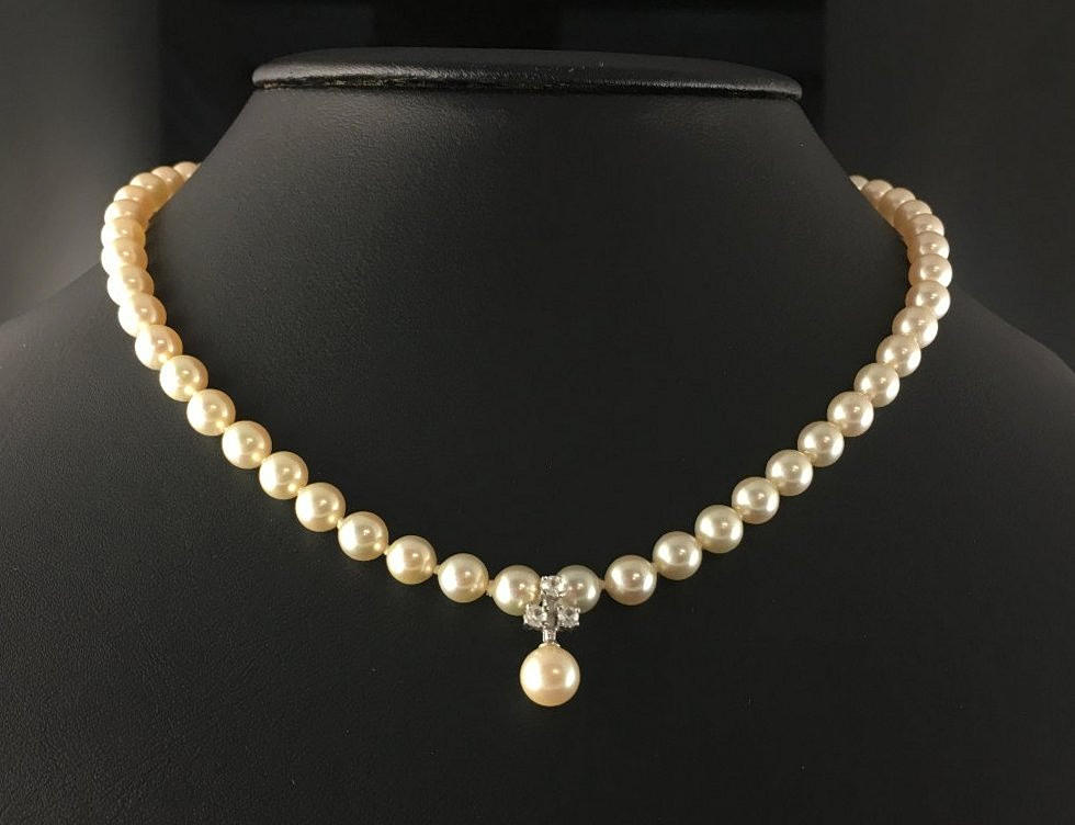 Wachsperlenkette mit Silberverschluss.