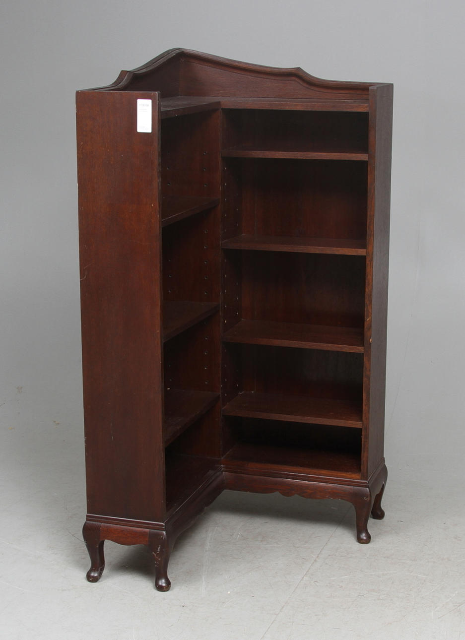 HÖRNSKÅP, mörkbetsad ek, 1920-tal.