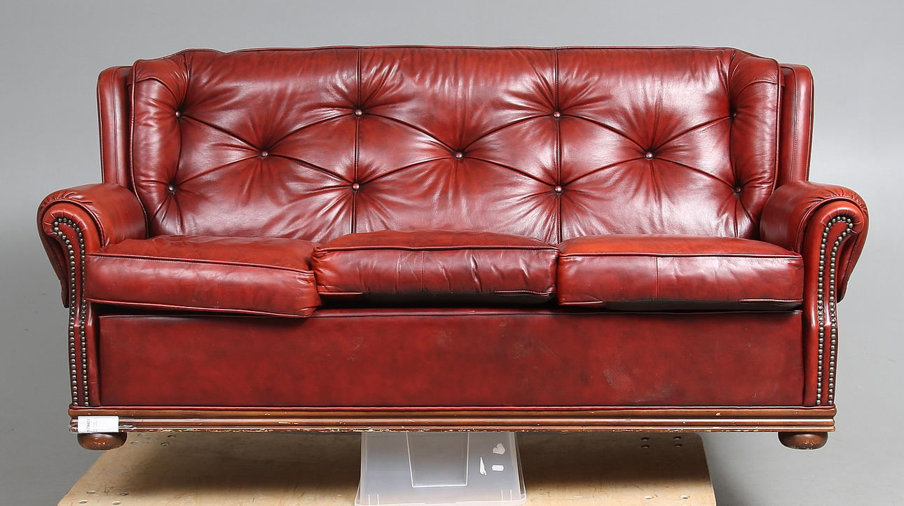SOFÁ, cuero rojo, siglo XX.