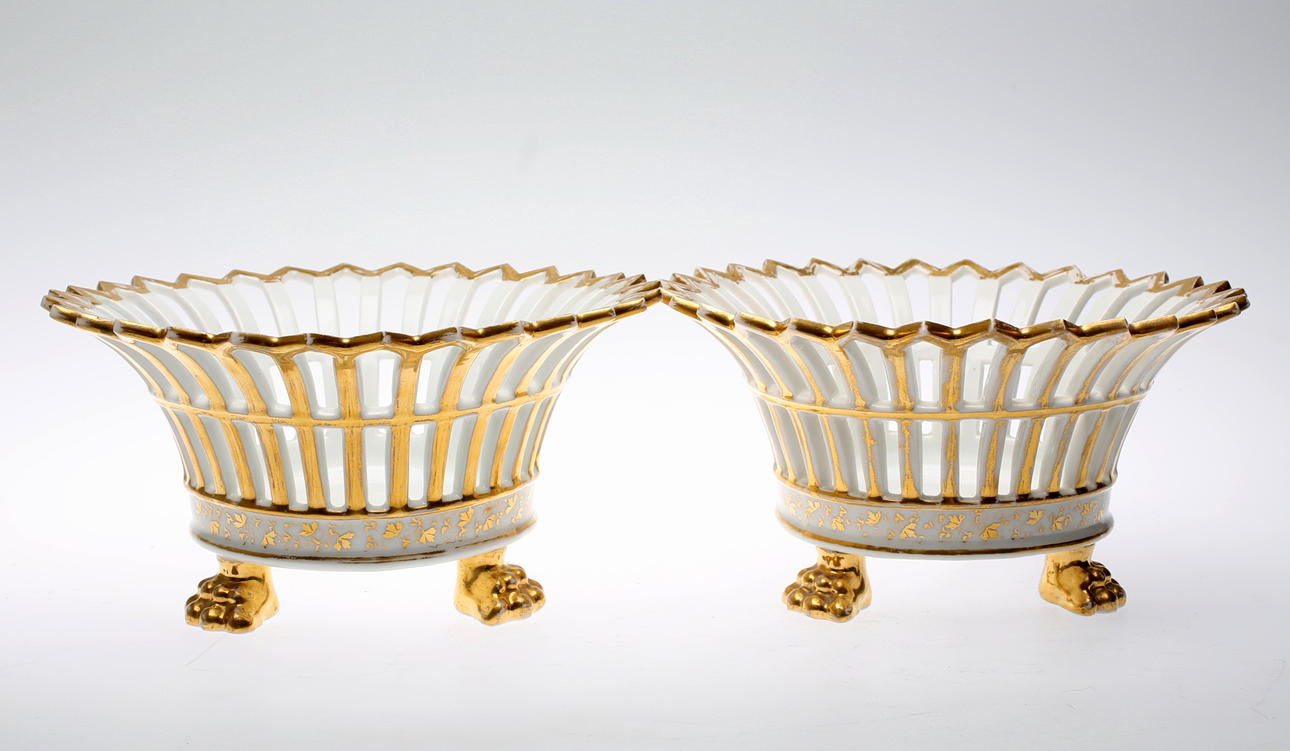 GALLERSKÅLAR 1 par, troligen Frankrike, 1800-talets första hälft.