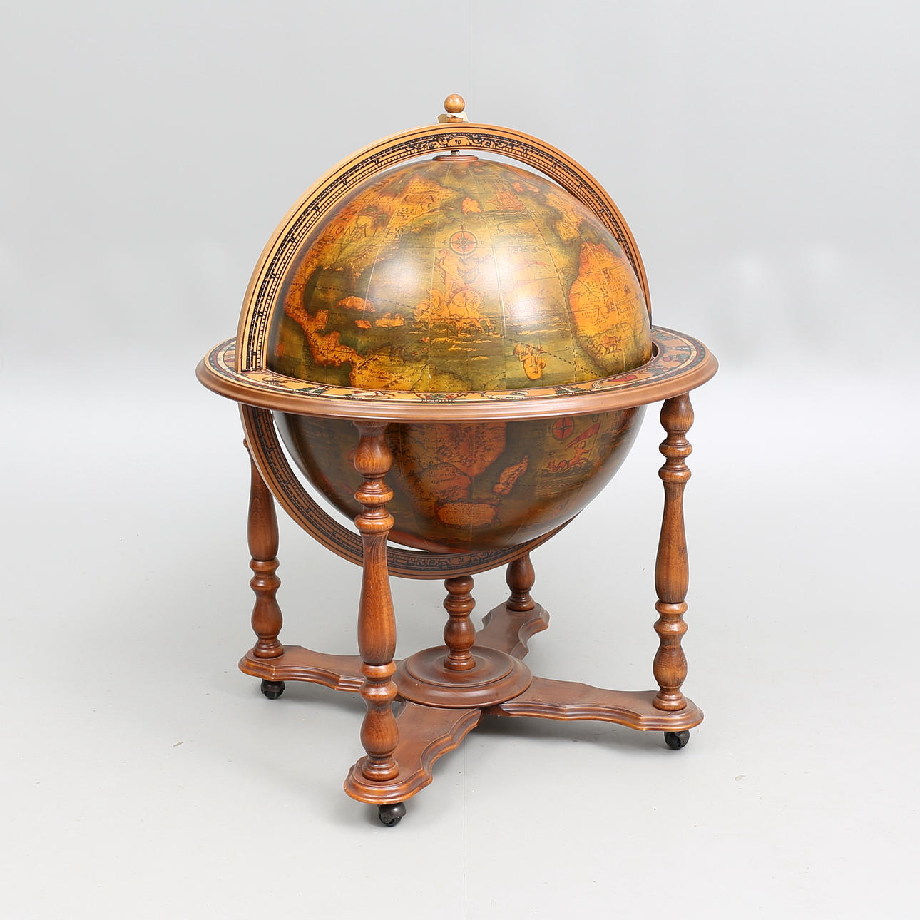 BARSKÅP, i form av jordglob, 1900-tal.