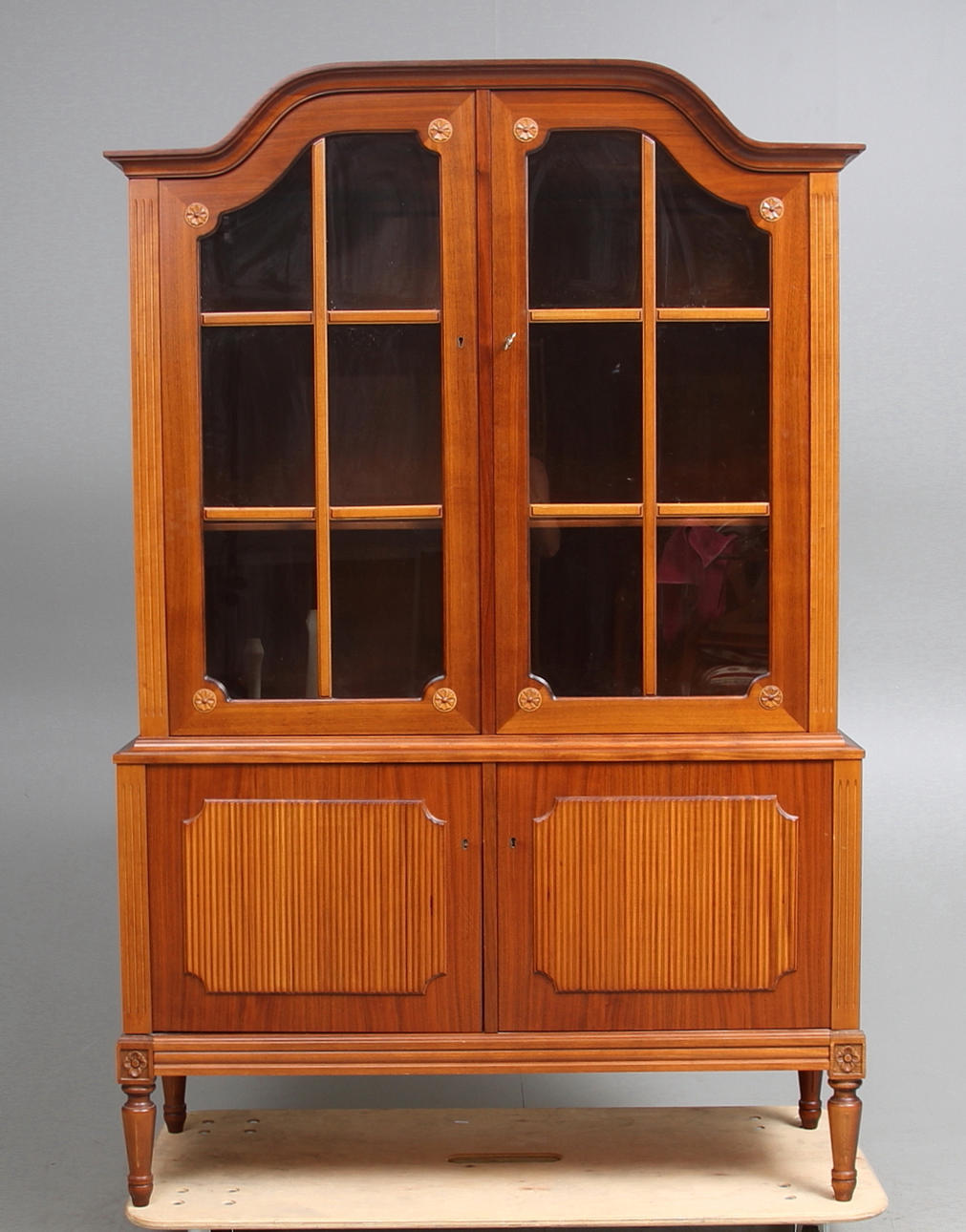 VITRINSKÅP, gustaviansk stil, 1900 talets fjärde kvartal.