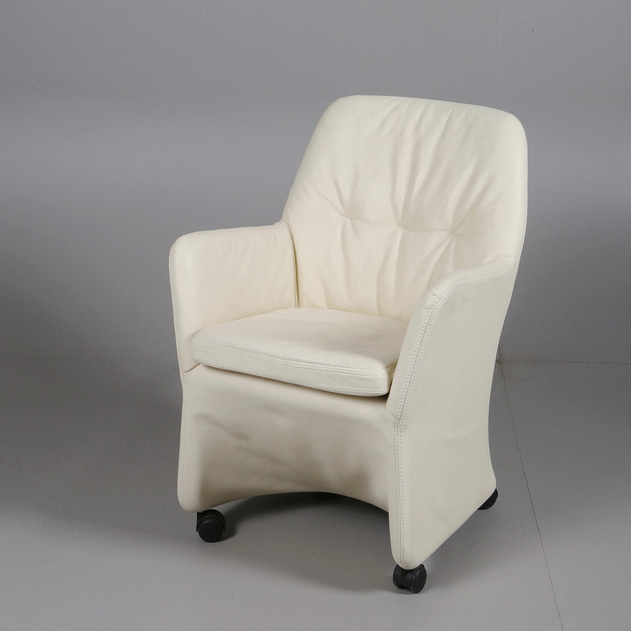 FÅTÖLJ, på hjul, avtagbar skinnklädsel, DUX, 1980/90-tal.