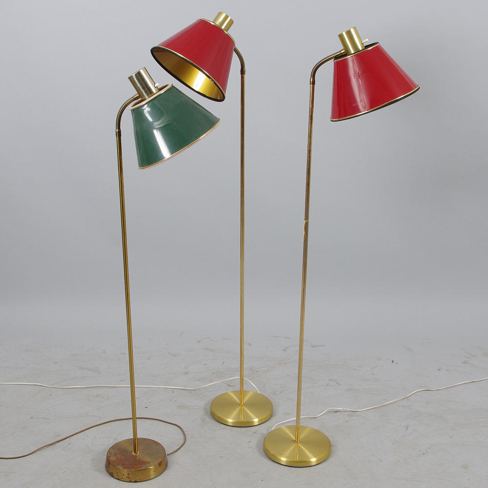 GOLVLAMPOR, 3 stycken, mässing med färgade plastskärmar.