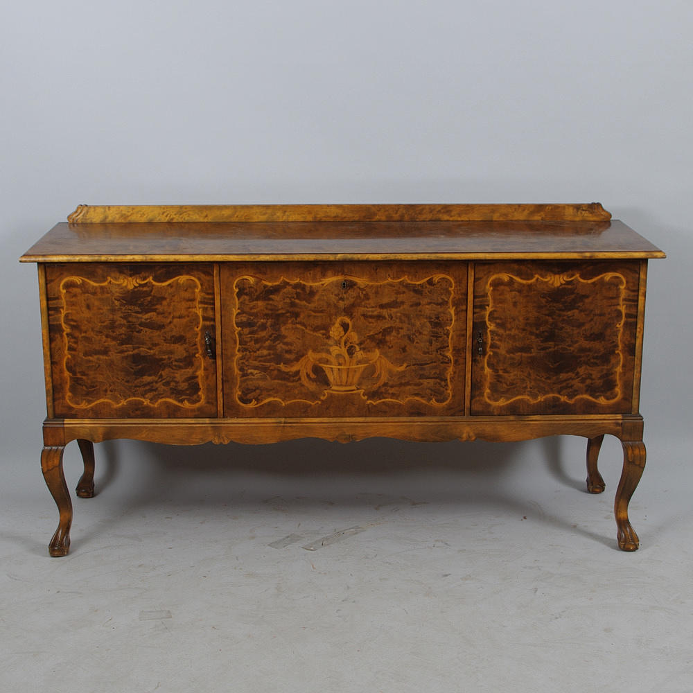 SIDBOARD, björk med intarsia, chippendalestil.