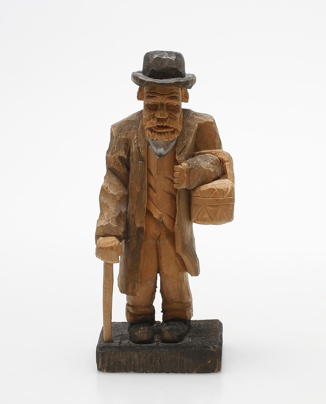 HILMER JOHANSSON. Skulptur, snidat trä, Döderhult, Oskarshamn, sigerad och daterad 1945.