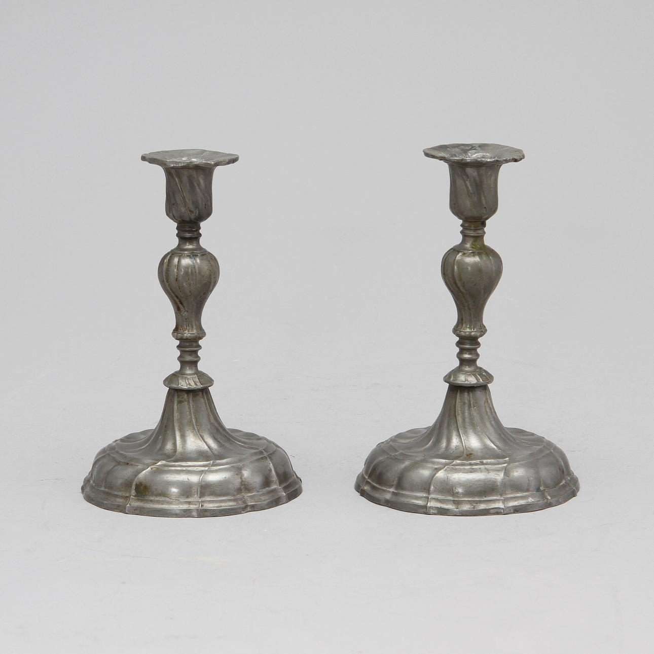 LJUSSTAKAR, ett par, sannolikt Berndt Oskar Santesson (1844 - 1887), tenn.