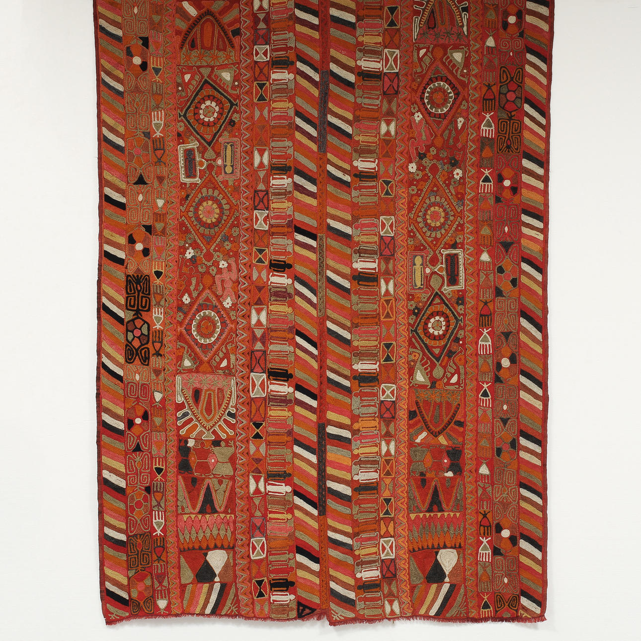 SLÄTVÄVNAD med brodyr. Södra Irak. Semiantik. 165 x 285 cm.