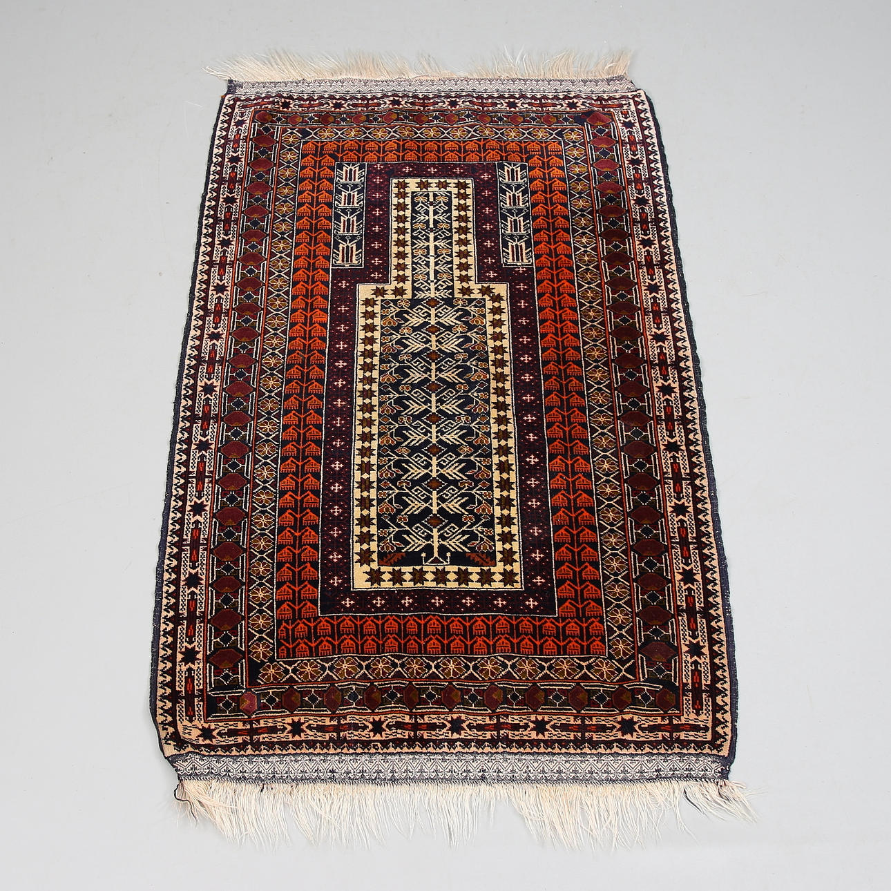BÖNEMATTA, orientalisk. 1900-tal. Ca 75 x 50 cm.