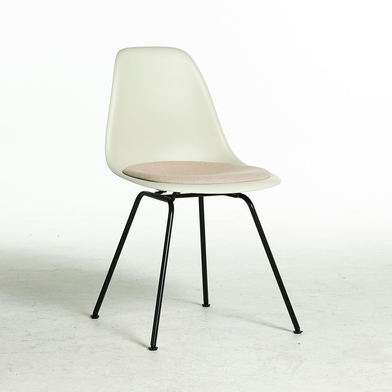 RAY & CHARLES EAMES. Eames Plastic Chair - DSX", silla, para Vitra.