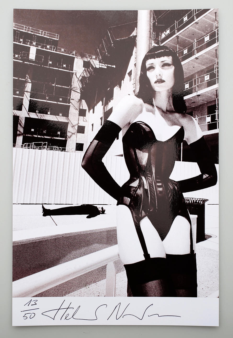 HELMUT NEWTON (1920-2004). ”GALAXY GLAMOUR” för Thierry Mugler.
