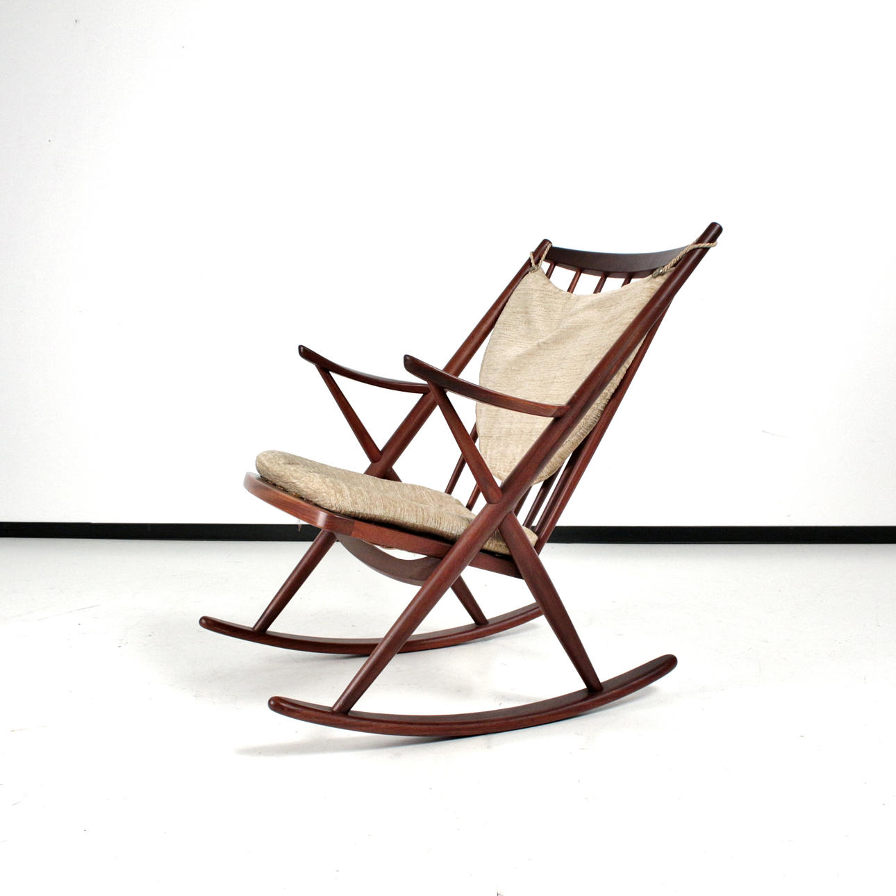 FRANK REENSKAUG. Mecedora modelo "182" para BRAMIN, Dinamarca.
