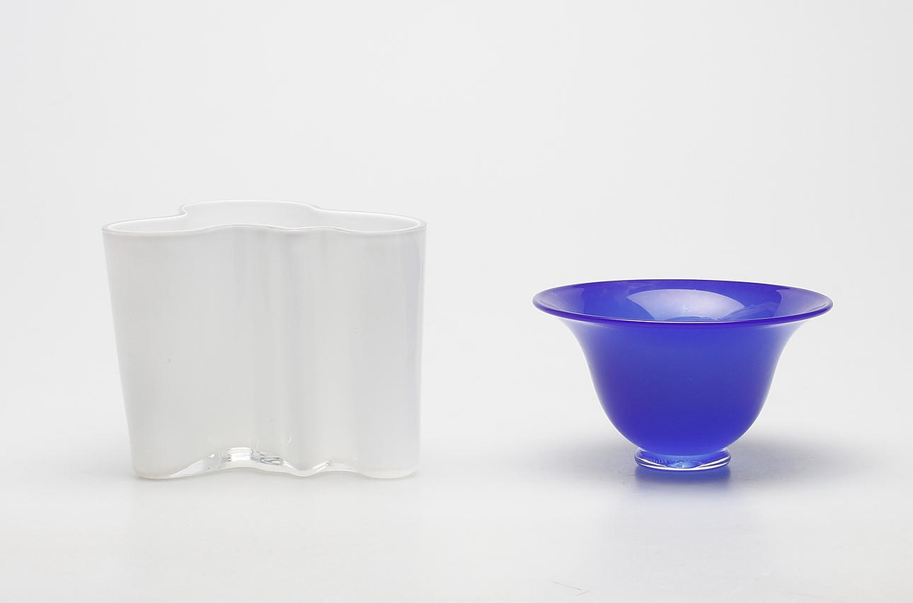 GLASFÖREMÅL, 2 delar, SKÅL, "Savoy", Alvar Aalto, Iittala, samt SKÅL, Wilke Adolfsson, signerad och daterad -97.