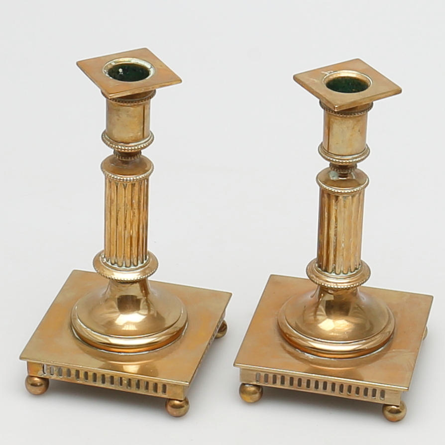 LJUSSTAKAR i gustaviansk stil. Mässing. Ett par. Gusums bruk.