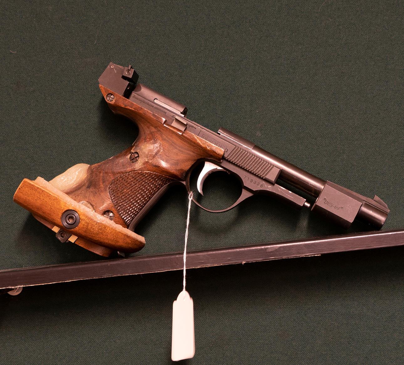 UNIQUE. M/69 kal. 22LR #719338.