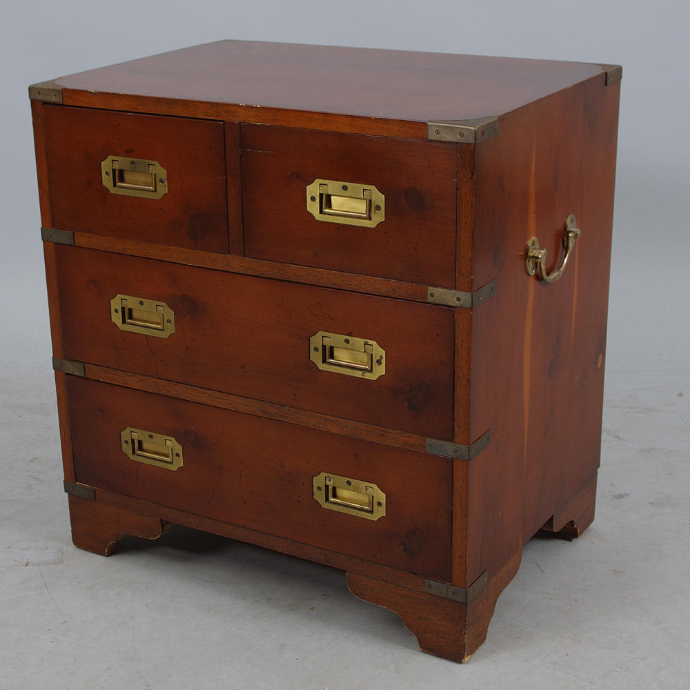 BYRÅ, 4-lådig, idegran, engelsk stil.