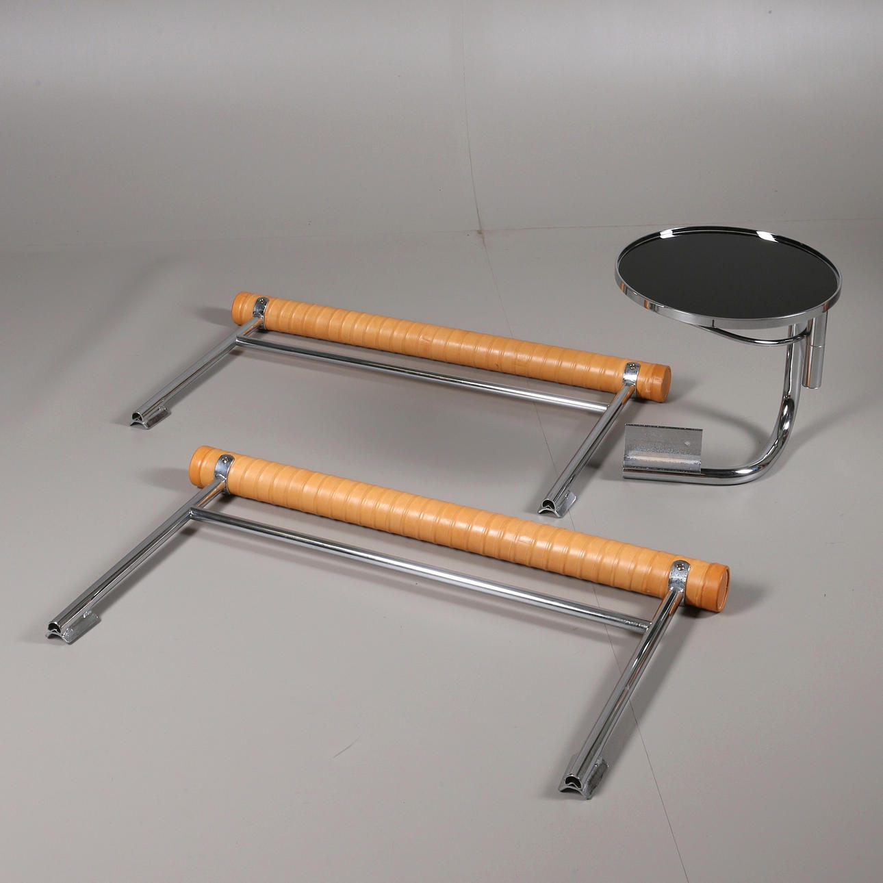 SÄNGGAVLAR, förkromat stålstativ, läder, sängbord/glasskiva, DUX 1980/90-tal.