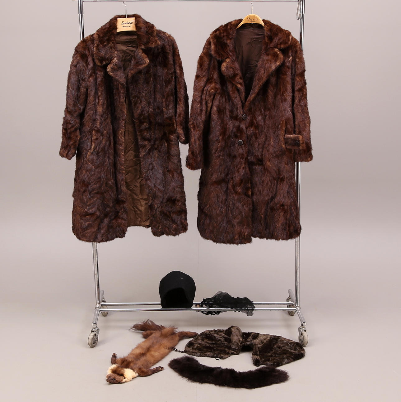 DAMPÄLSAR, 2 st, + PÄLSKRAGAR, 1900-talets andra hälft.