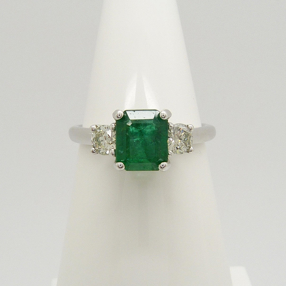 NATURLIG SMARAGD & DIAMANT RING.