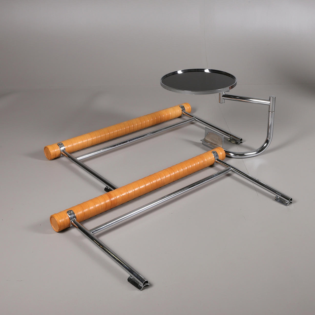 SÄNGGAVLAR, förkromat stålstativ, läder, sängbord/glasskiva, DUX 1980/90-tal.