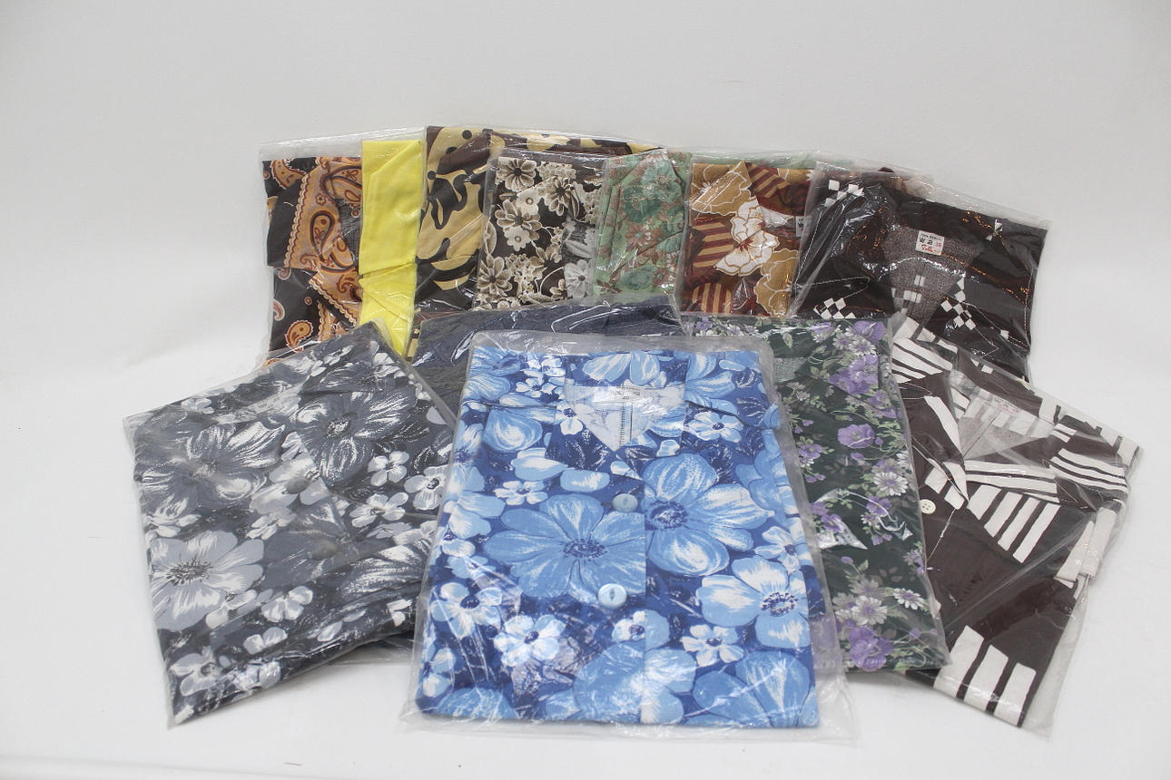 KLÄNNINGAR 12 stycken, i olika färger, 70- tals.