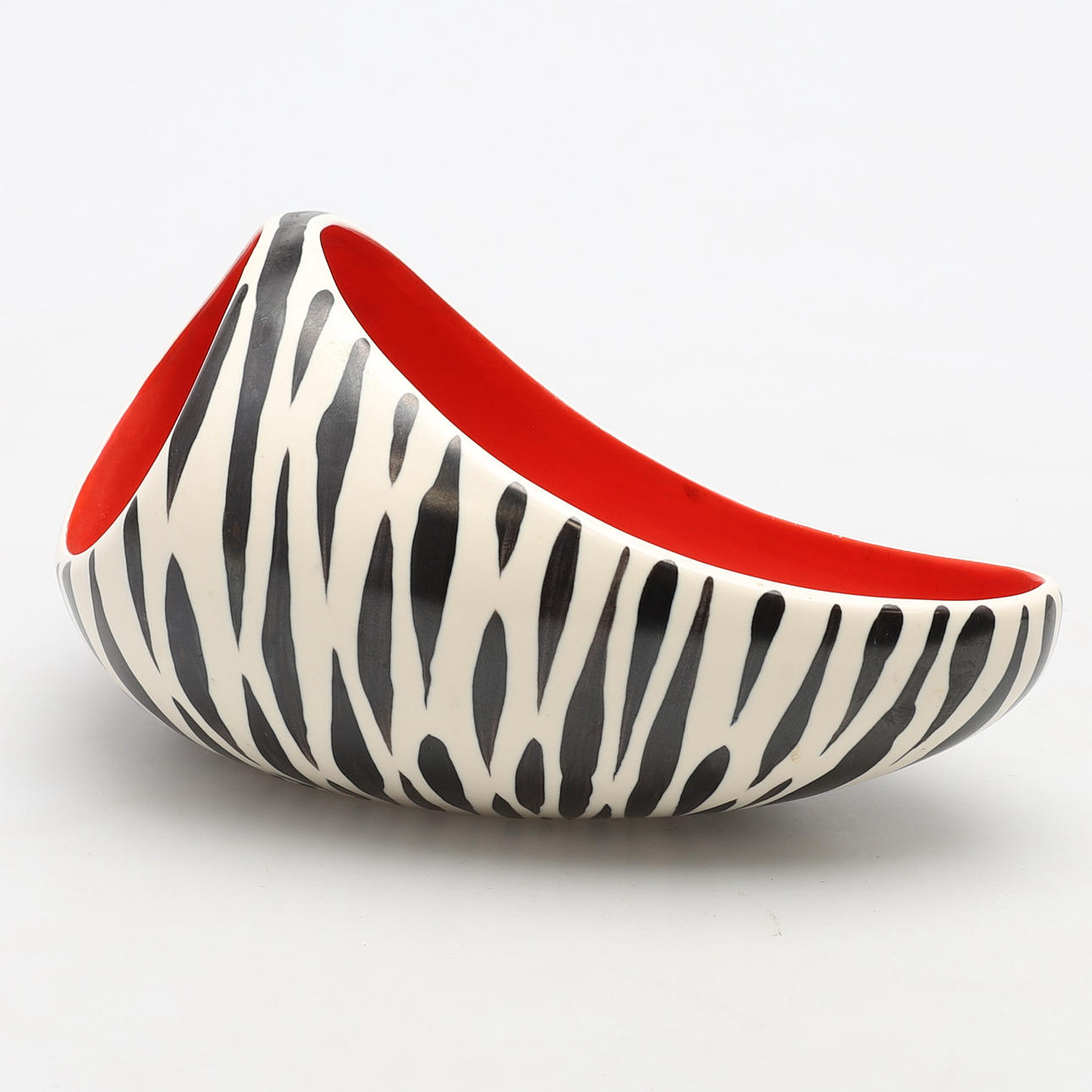 A BESWICK ZEBRA WARE HANDLED BOWL.