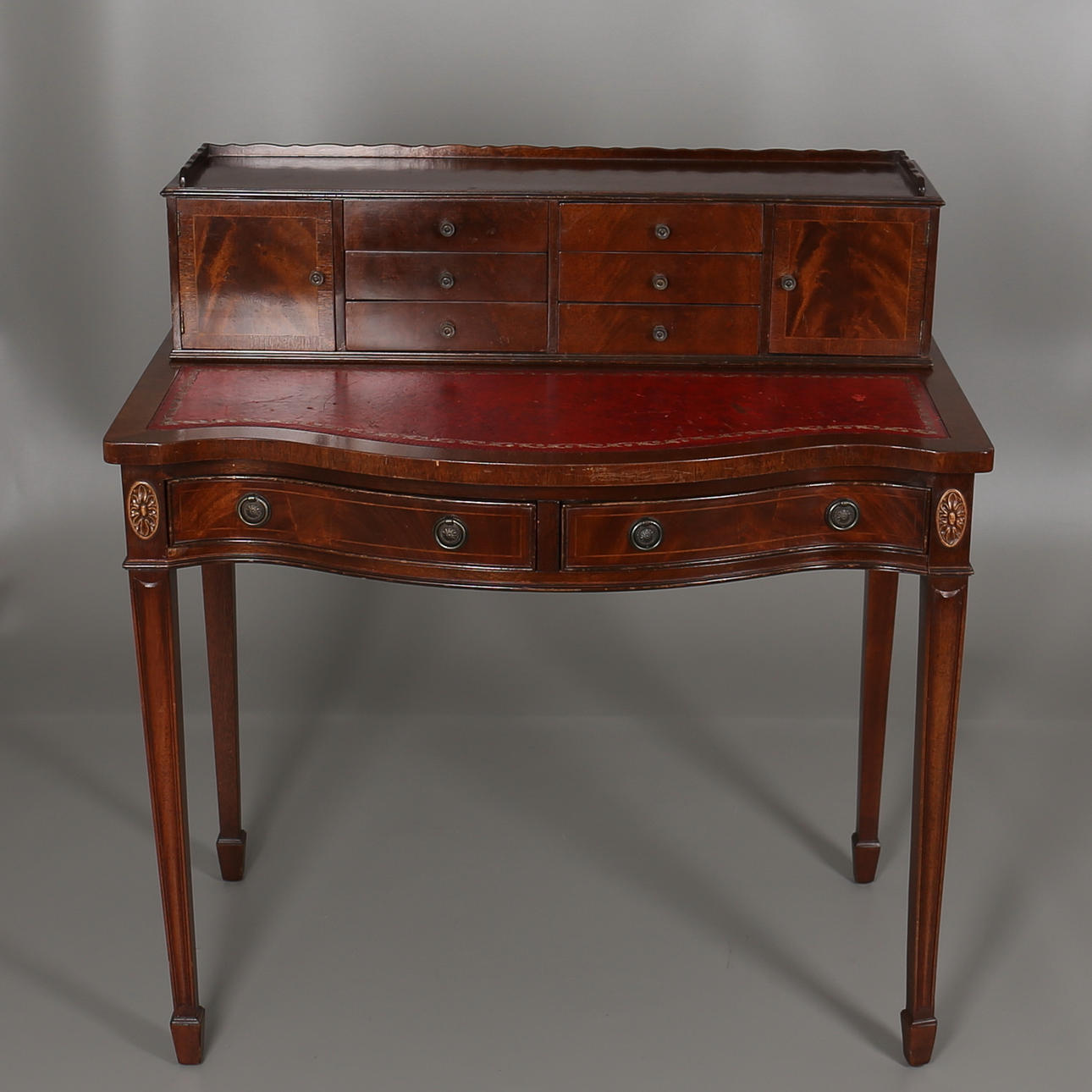 SEKRETÄR i engelsk stil. 1950-talet.