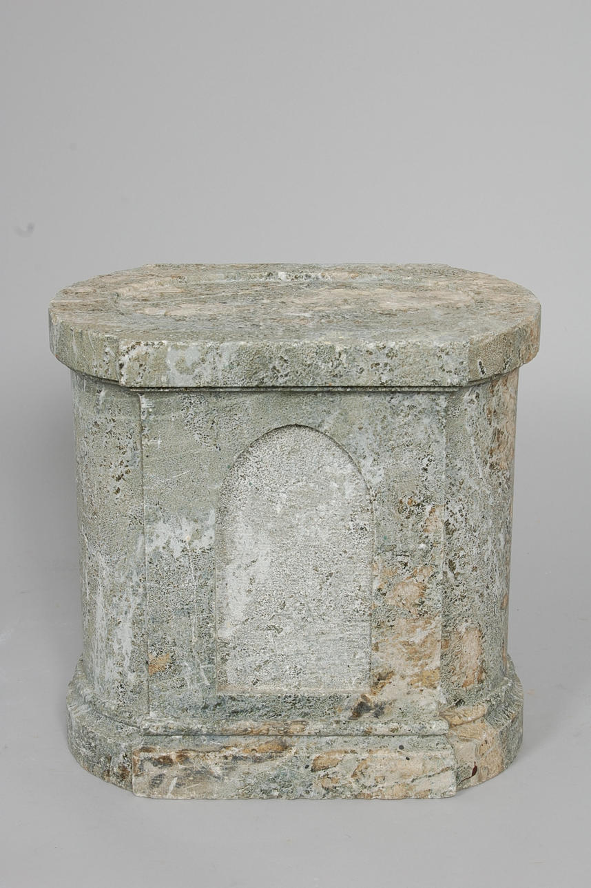 FUNDAMENT, Kolmårdsmarmor.