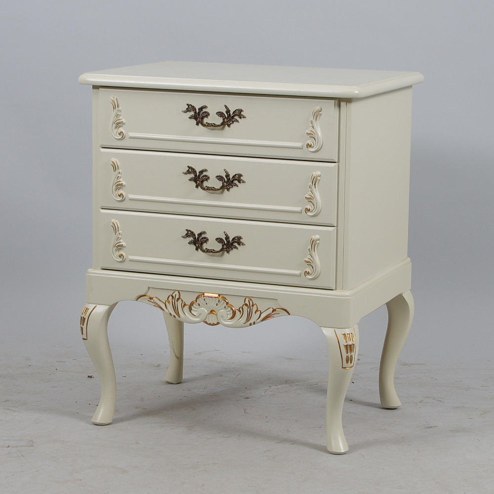BYRÅ, 3-lådig, vitmålad med förgyllningar, rokokostil.