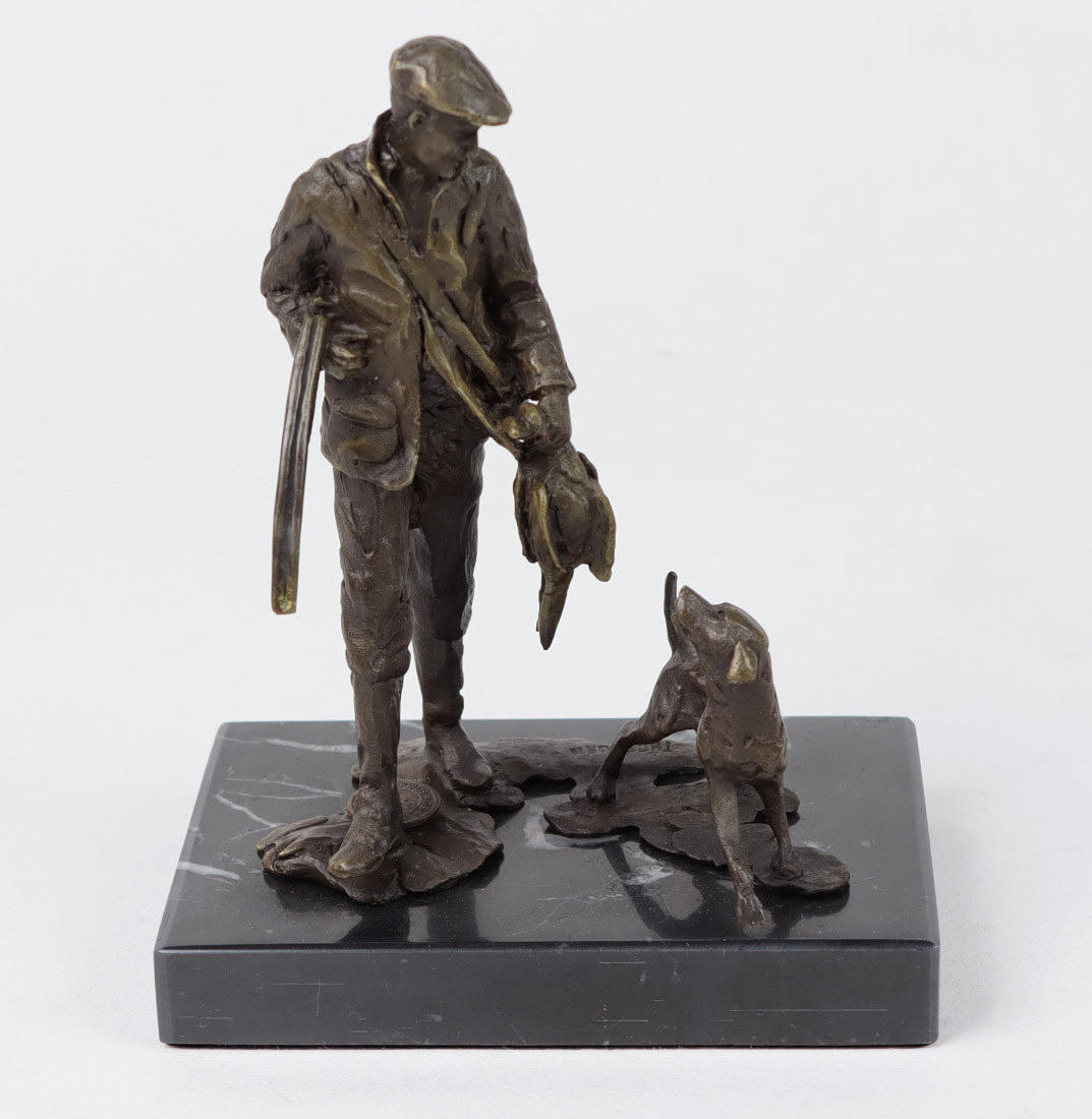 JÄGER MIT HUND, Bronzefigur.