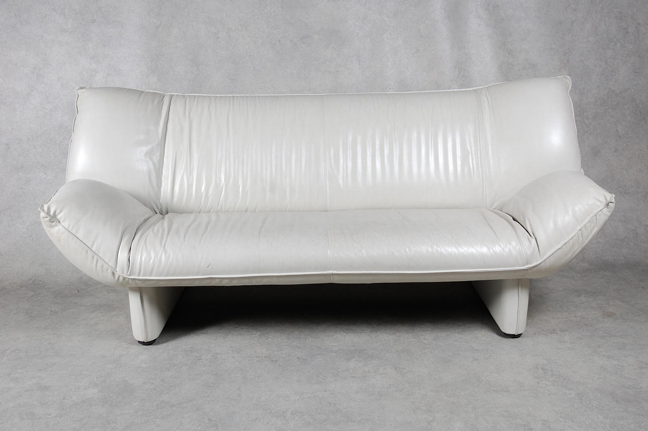 SOFFA, skinn, fällbara armstöd, enligt uppgift Italiensk design.