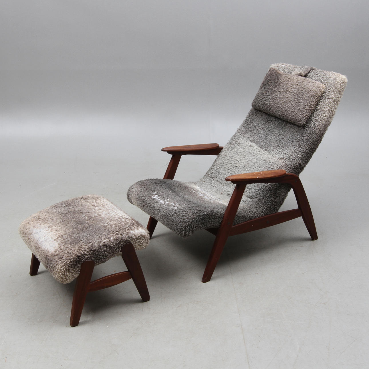 FÅTÖLJ med FOTPALL, möjligen Danmark, Omkring 1900-talets mitt.