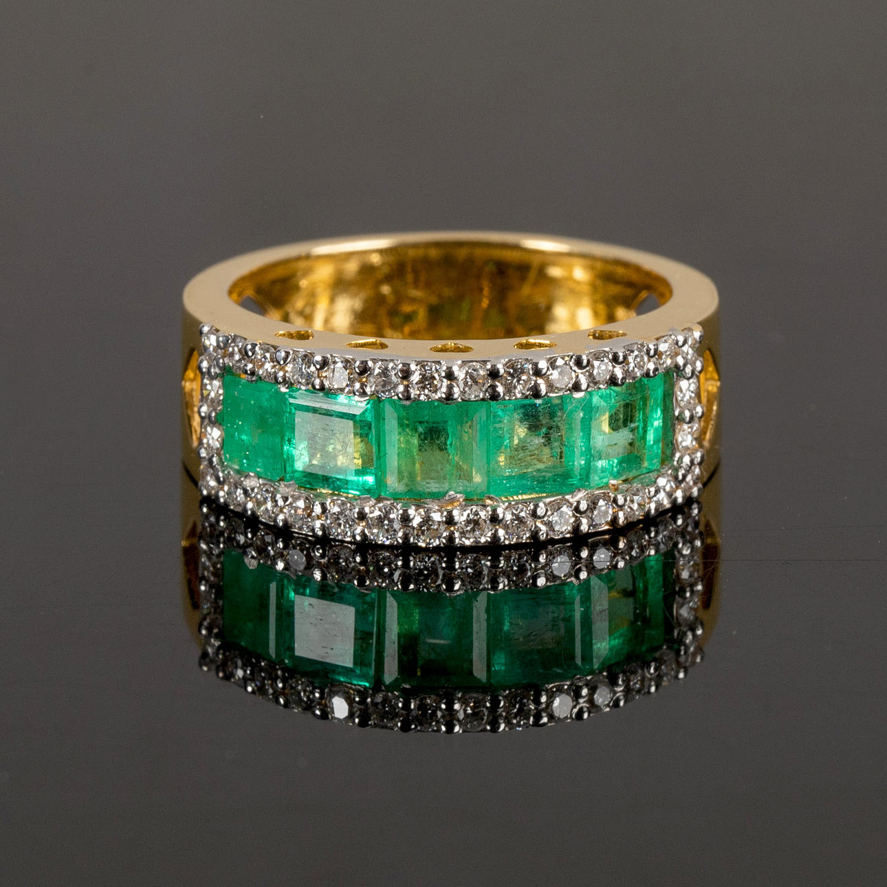 Anillo esmeralda con diamantes.