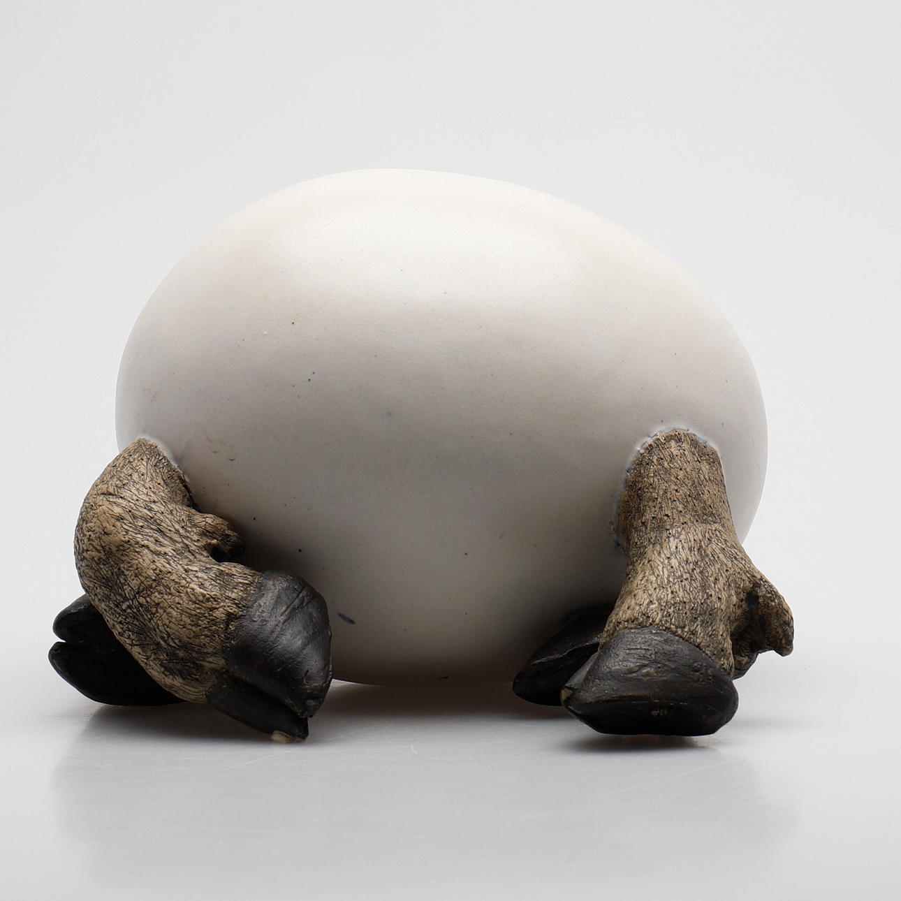 BRITT INGER PERSSON. Skulptur, stengods, monogramsignerad.